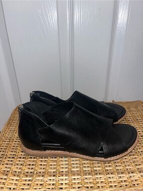 SOFFT Evonne flat sandals in black leather